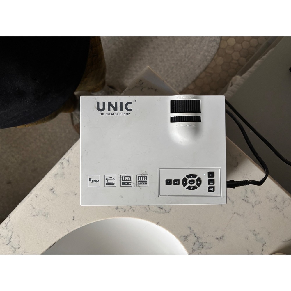 UNIC UC40 Simplified Micro Projector LED Home Theater HDMI USB SD‎ White Black